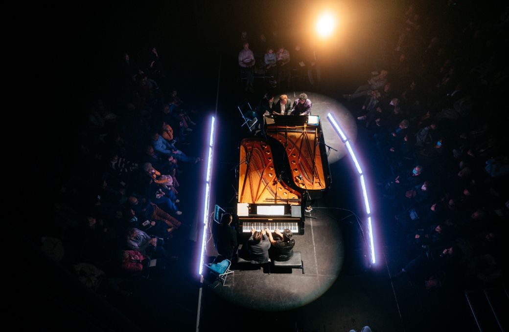 Deux pianos, quatre musiciens, huit mains et les néons bleus de La Scala Paris © Thomas O'Brien / La Scala Paris