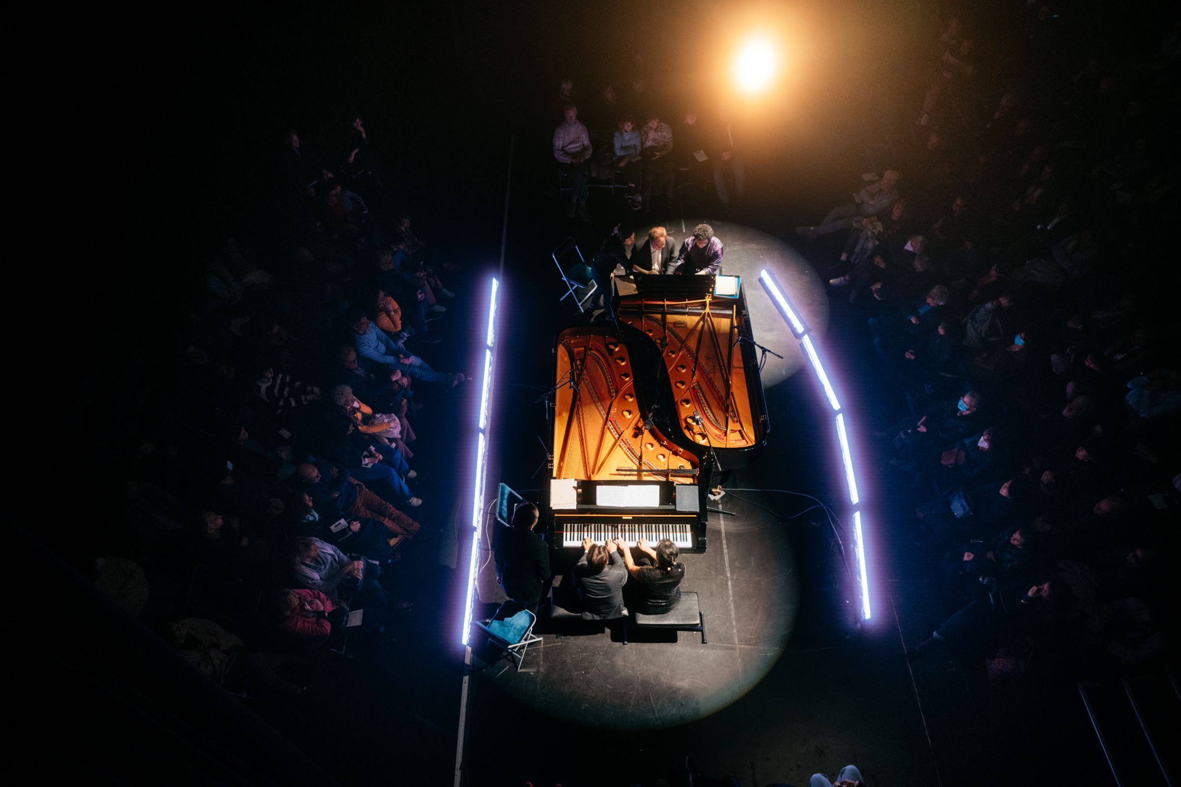 Deux pianos, quatre musiciens, huit mains et les néons bleus de La Scala Paris © Thomas O'Brien / La Scala Paris
