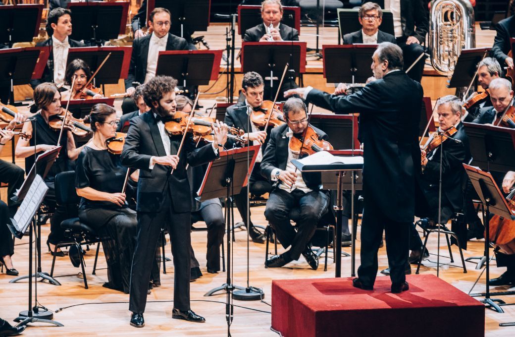Emmanuel Tjeknavorian, Riccardo Chailly et la Filarmonica della Scala © Ava du Parc