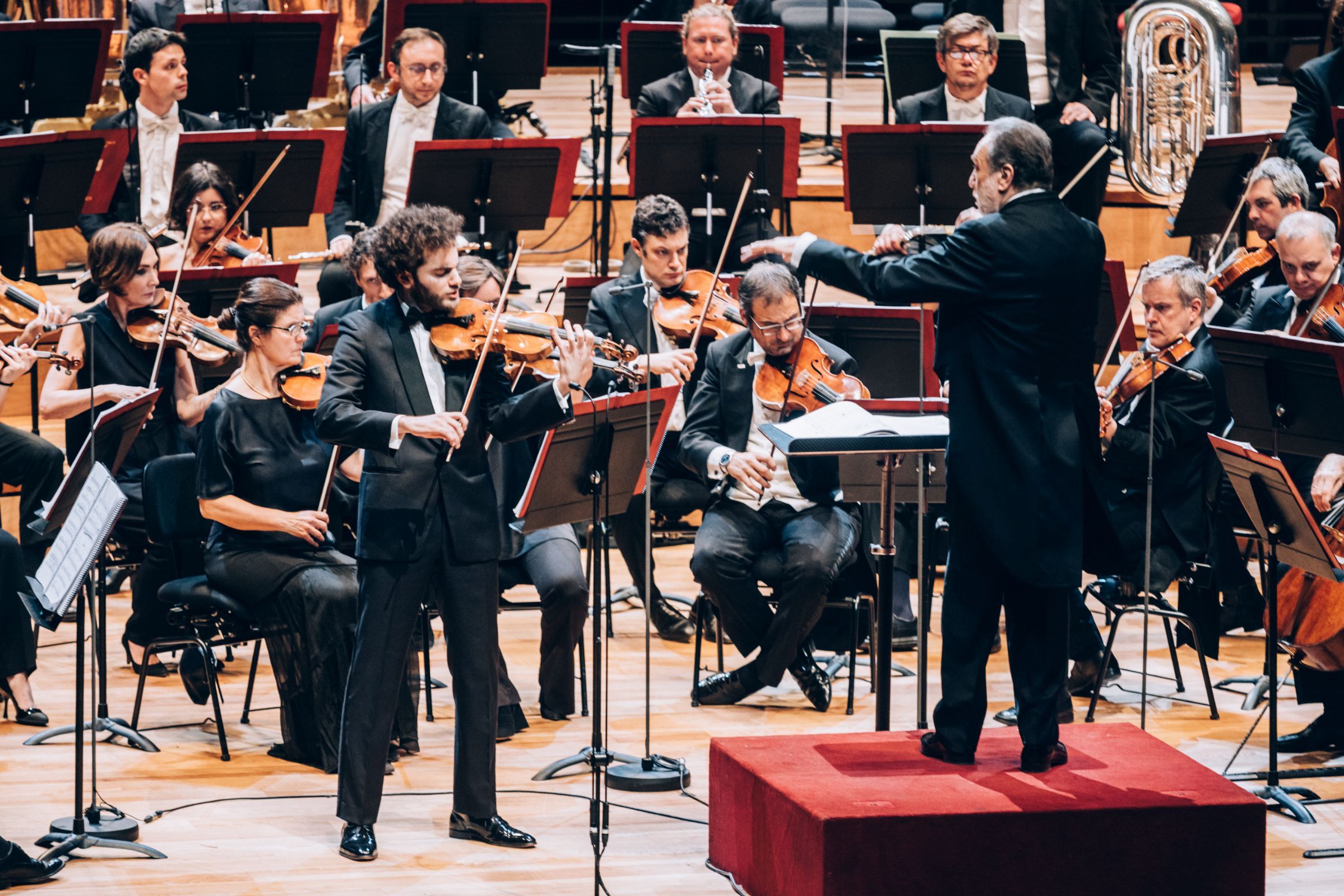 Emmanuel Tjeknavorian, Riccardo Chailly et la Filarmonica della Scala © Ava du Parc