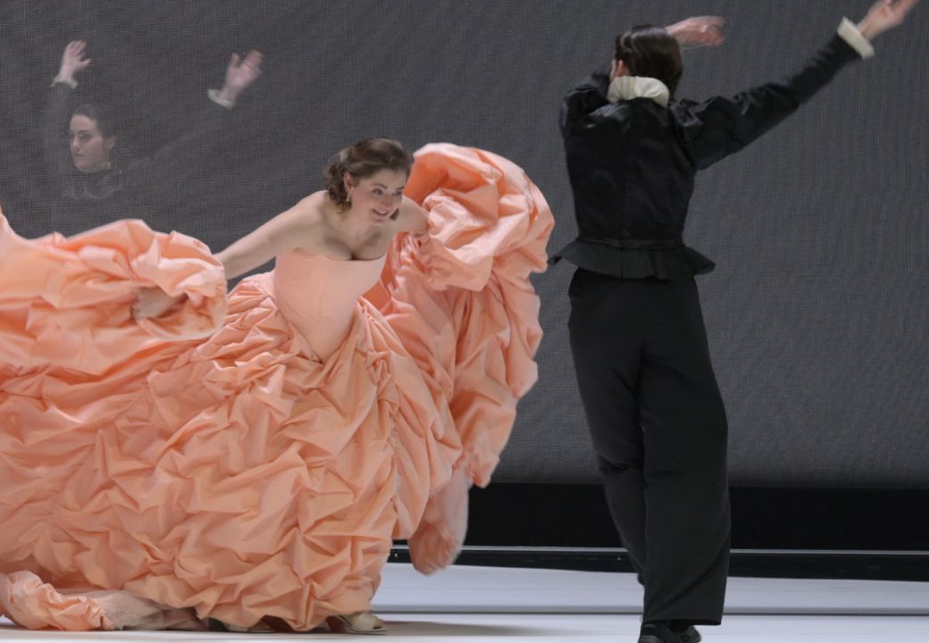 Kateryna Kasper (Angelica) und Tänzer*innen © Barbara Aumüller