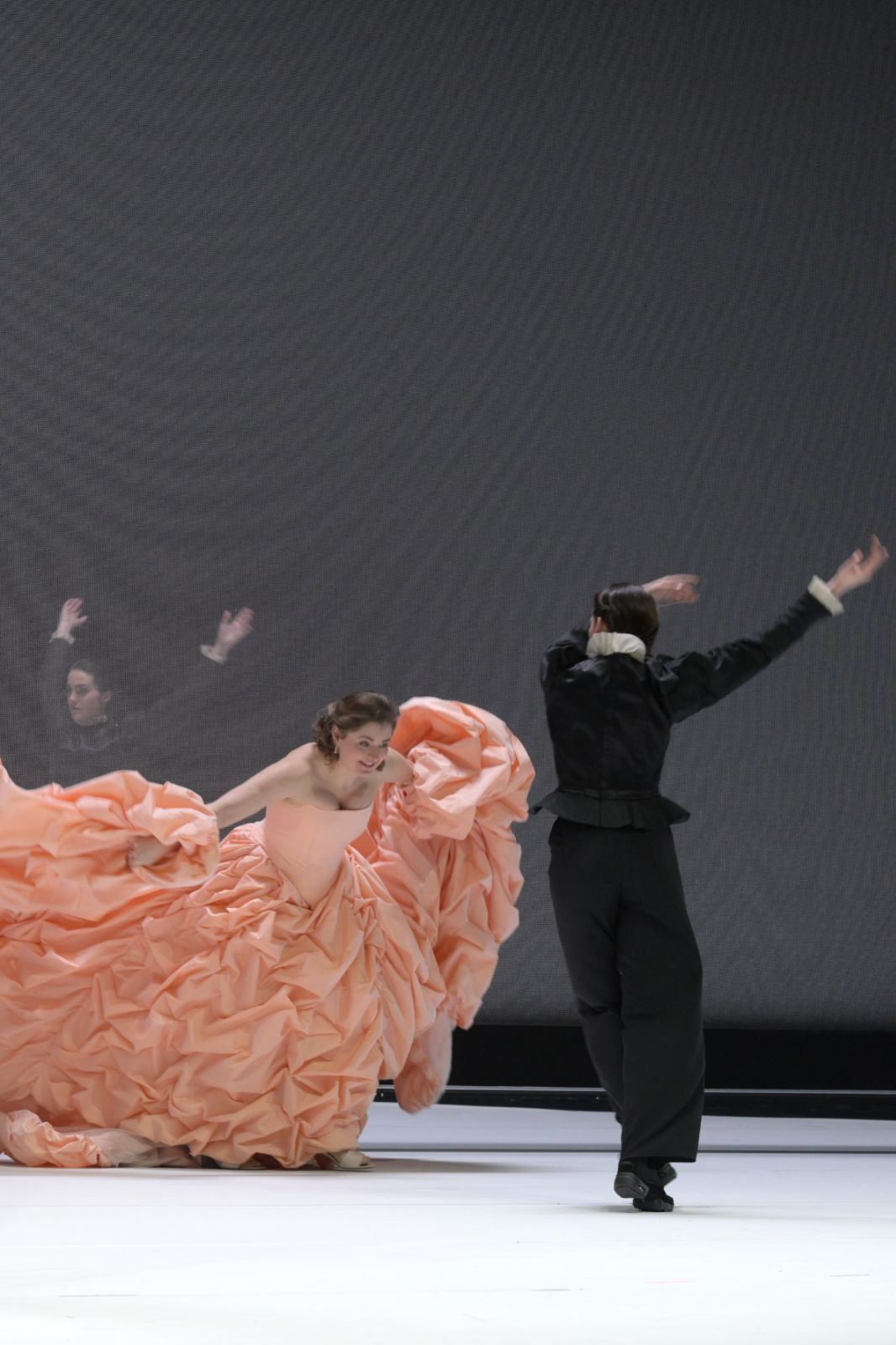 Kateryna Kasper (Angelica) und Tänzer*innen &copy; Barbara Aumüller