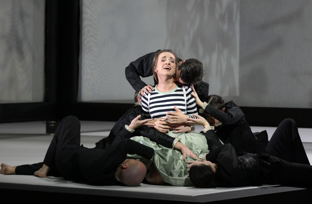 Monika Buczkowska (Dorinda) mit T&auml;nzer*innen &copy; Barbara Aum&uuml;ller