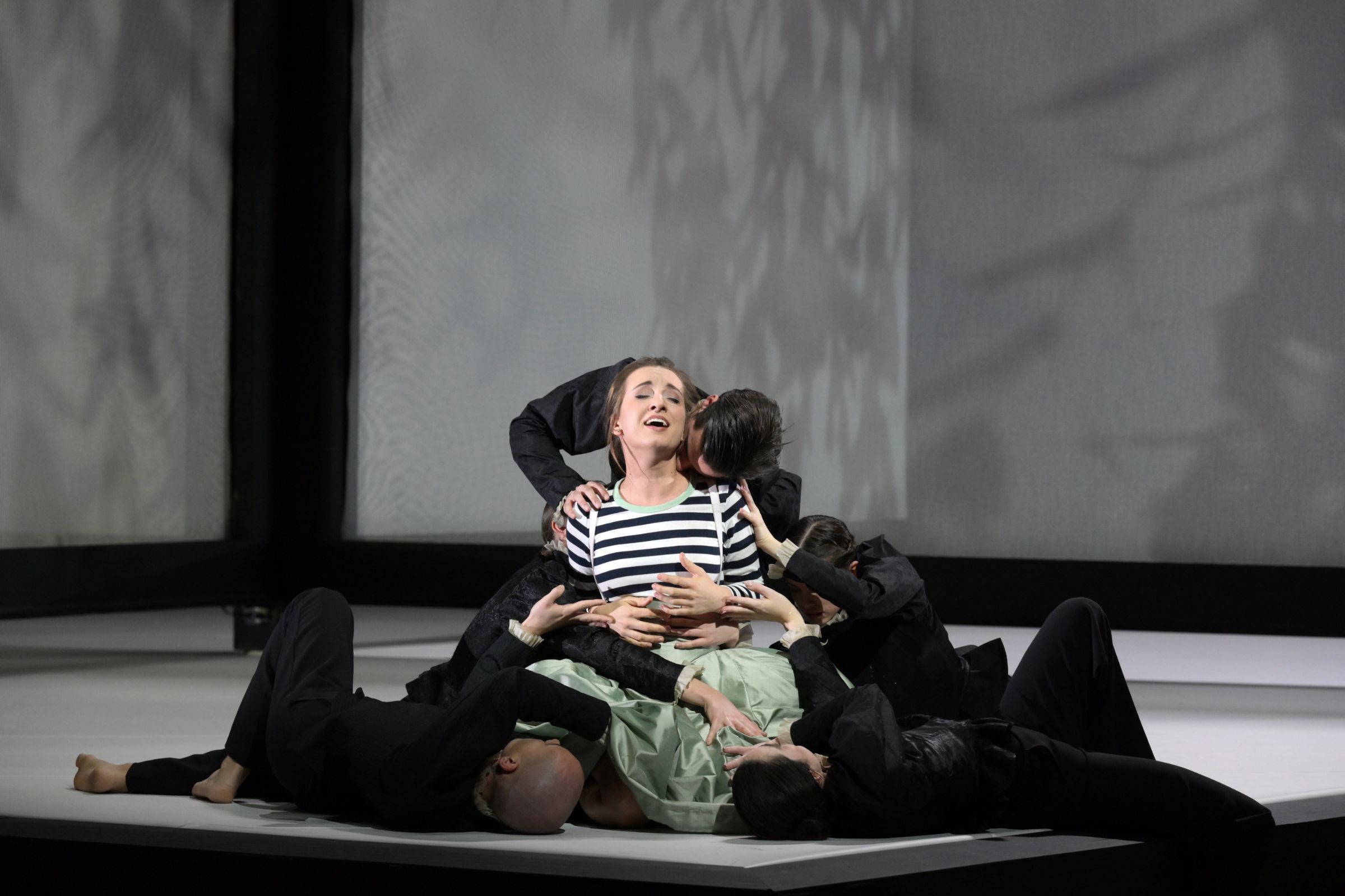 Monika Buczkowska (Dorinda) mit Tänzer*innen &copy; Barbara Aumüller