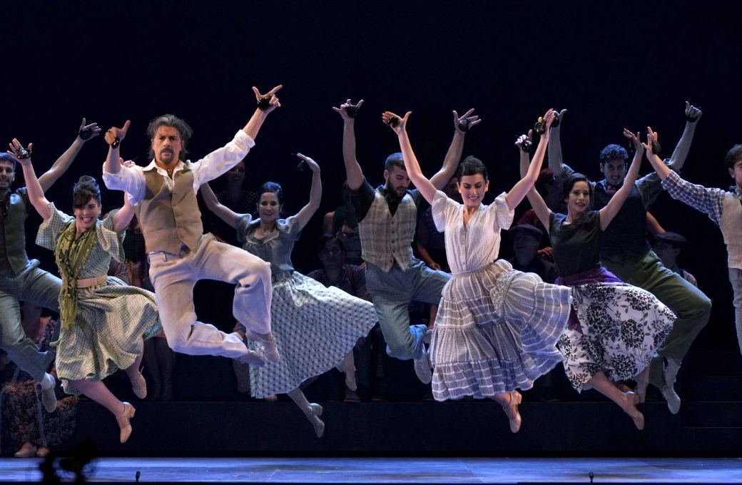 Miguel &Aacute;ngel Berna junto a los bailarines de su compa&ntilde;&iacute;a &copy; Elena y Javier del Real | Teatro de la Zarzuela