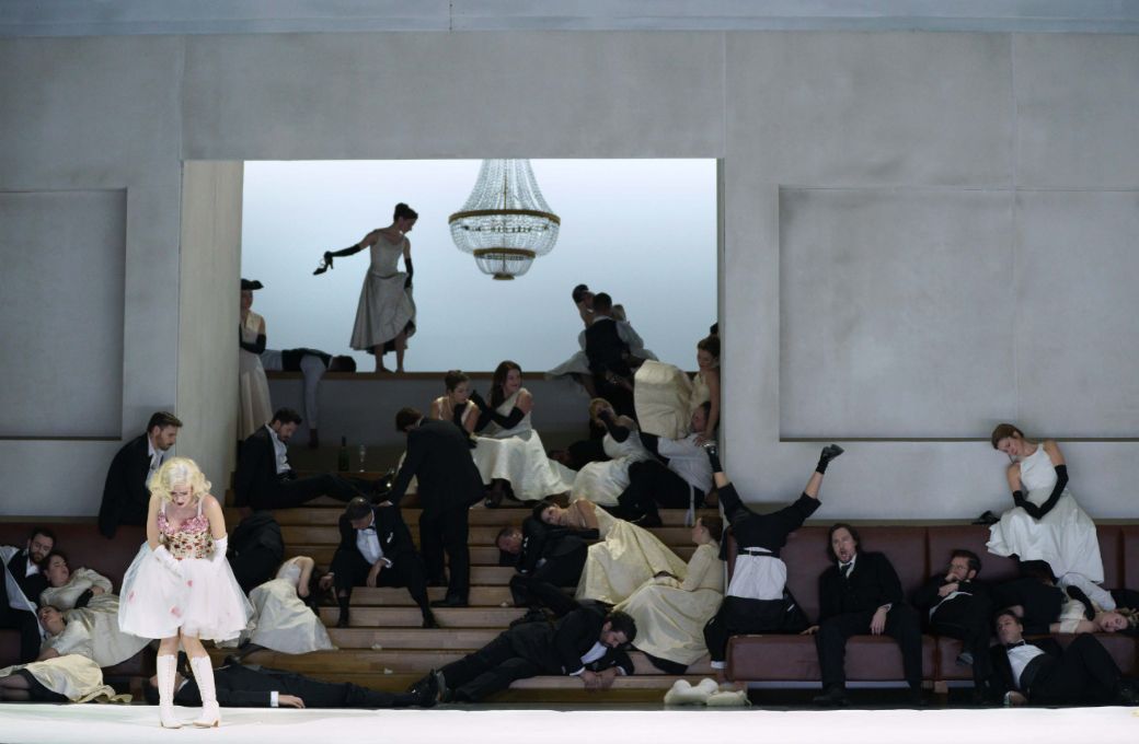 Escena de <i>Arabella</i> con Elena Sancho en primer plano &copy; Javier del Real | Teatro Real