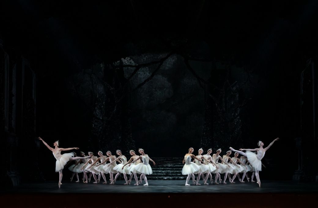 Birmingham Royal Ballet in Act 2 of Peter Wright's <i>Swan Lake</i> © Bill Cooper
