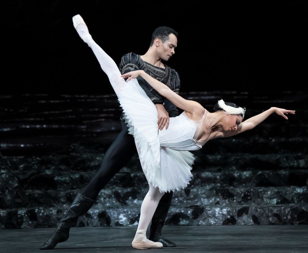 Brandon Lawrence and C&eacute;line Gittens in <i>Swan Lake</i> &copy; Bill Cooper