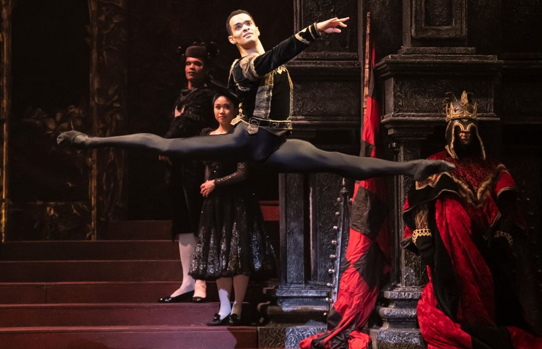 Brandon Lawrence in Act 3 of <i>Swan Lake</i> &copy; Bill Cooper