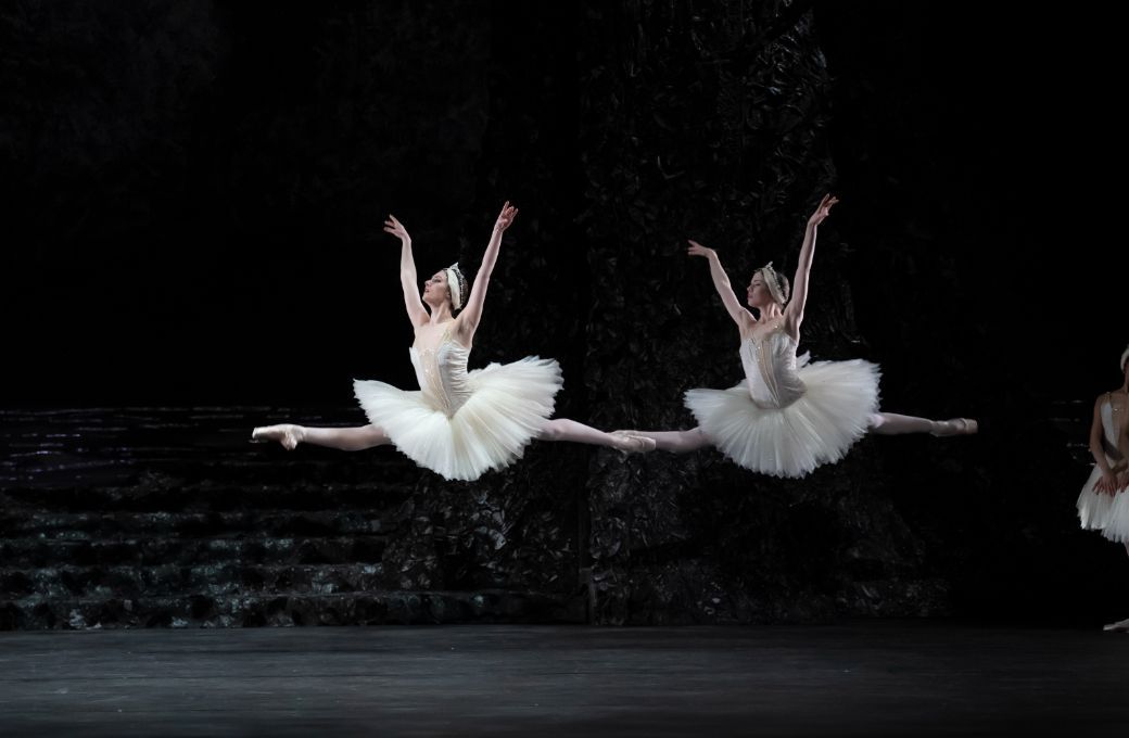 Lucy Waine and Yijing Zhang in Act 2 of <i>Swan Lake</i> &copy; Bill Cooper