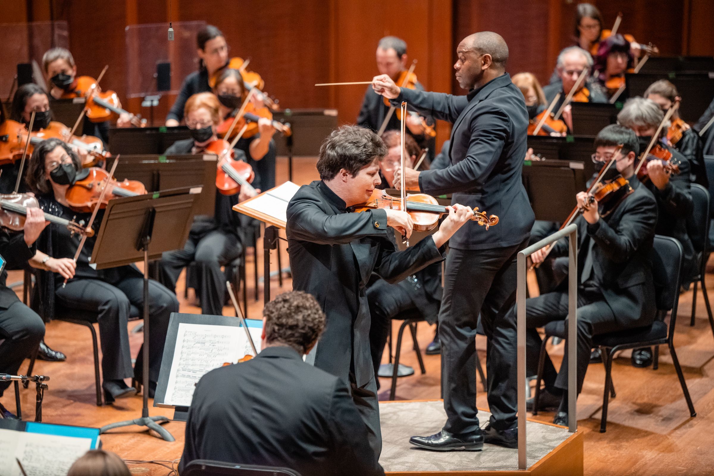 Augustin Hadelich, Kazem Abdullah and the Seattle Symphony &copy; Brandon Patoc