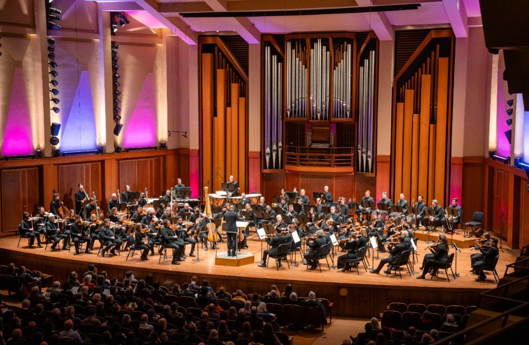 Kazem Abdullah conducts the Seattle Symphony &copy; Brandon Patoc