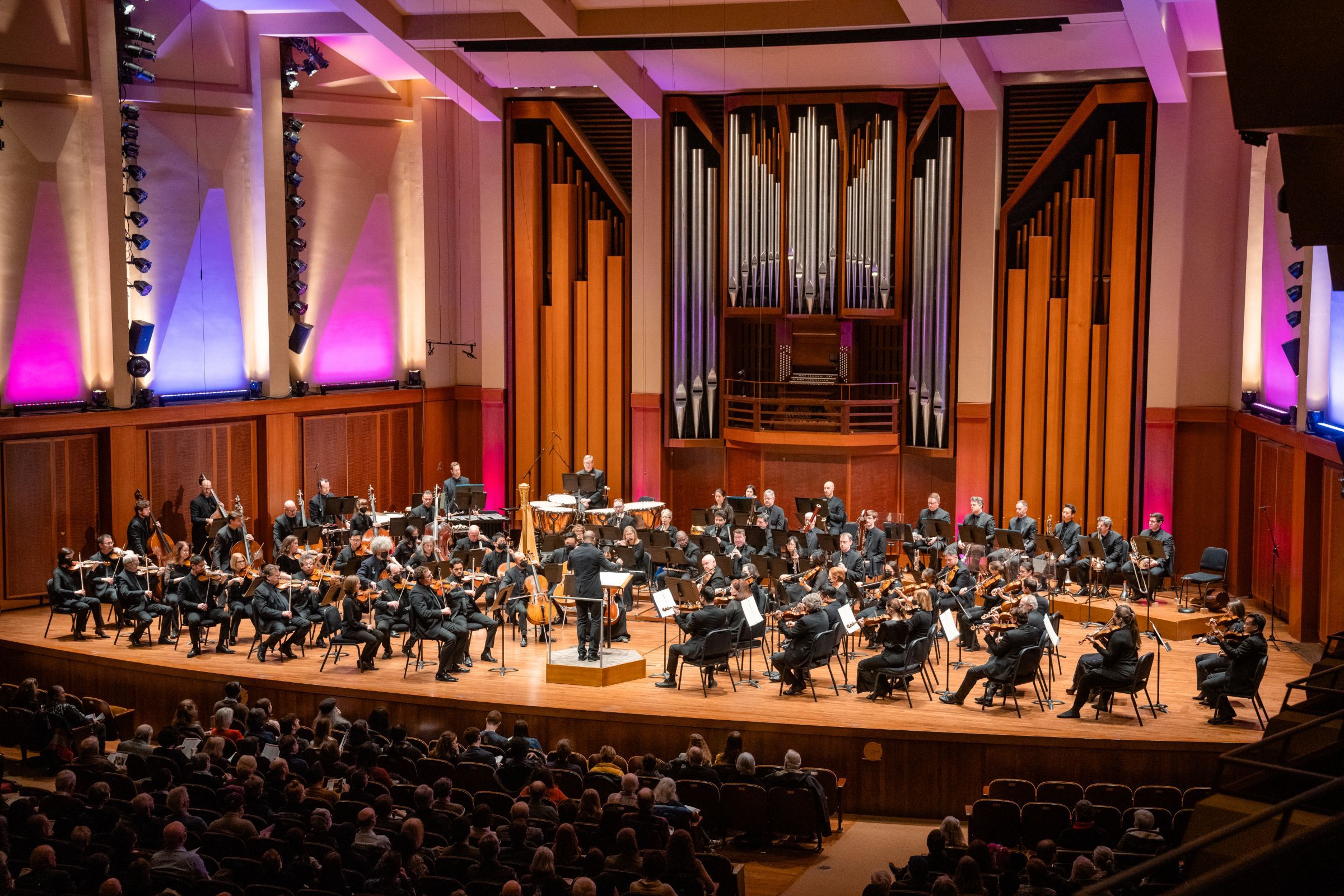 Kazem Abdullah conducts the Seattle Symphony &copy; Brandon Patoc