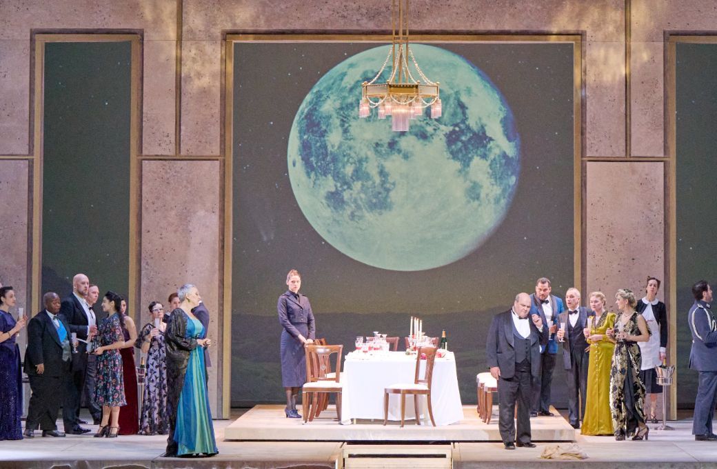 Michaela Schuster (Herodias), Gerhard Siegel (Herodes) and ensemble &copy; Wiener Staatsoper | Michael P&ouml;hn