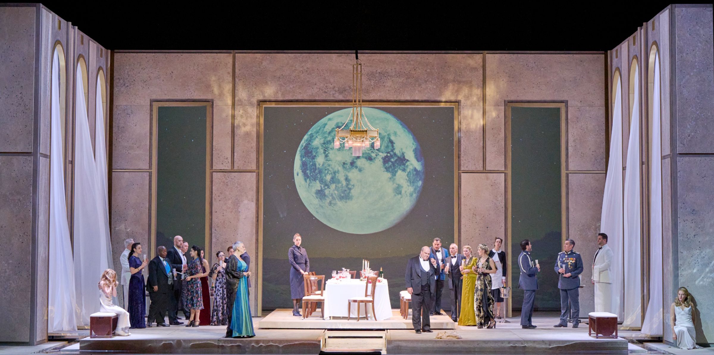 Michaela Schuster (Herodias), Gerhard Siegel (Herodes) and ensemble &copy; Wiener Staatsoper | Michael Pöhn