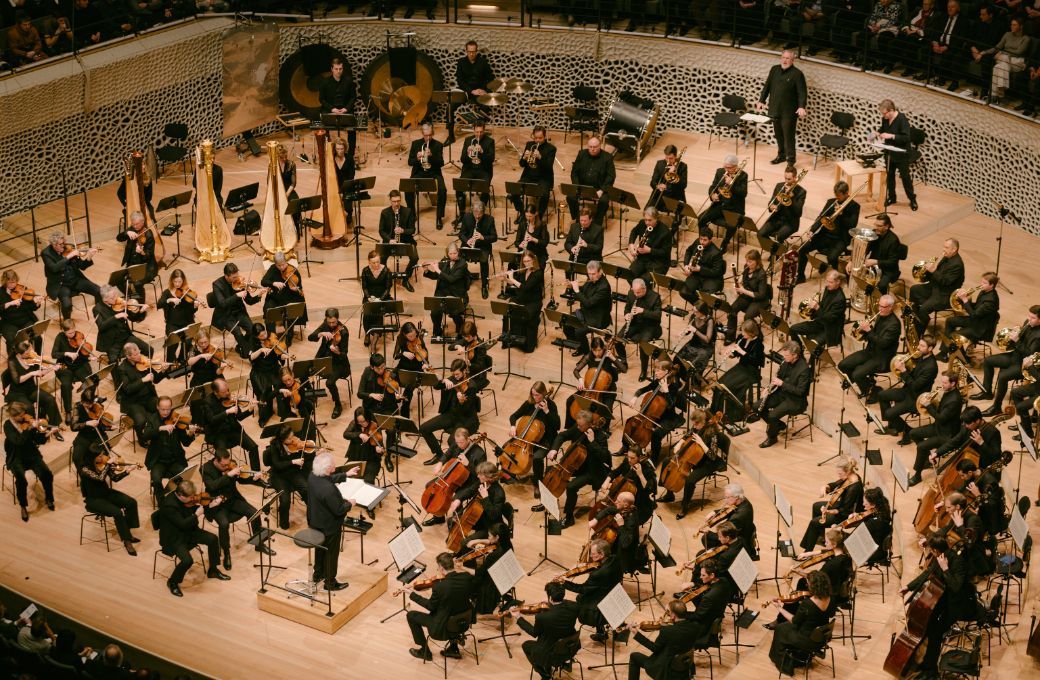 Sir Simon Rattle conducting the Bavarian Radio Symphony Orchestra &copy; Daniel Dittus