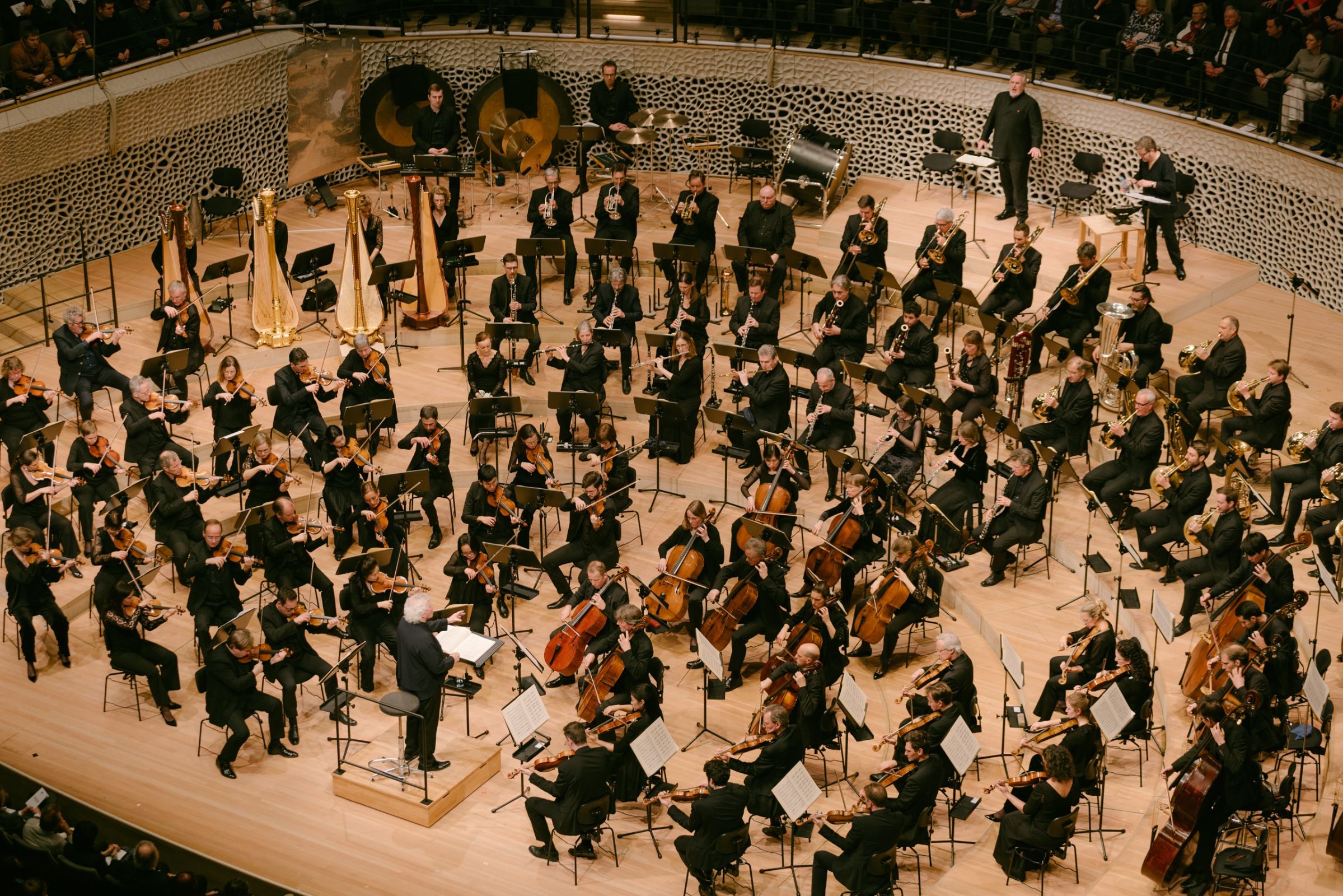 Sir Simon Rattle conducting the Bavarian Radio Symphony Orchestra &copy; Daniel Dittus