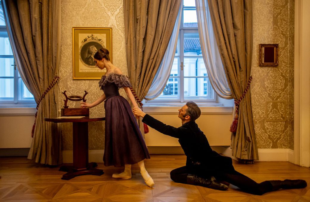 Alina Nanu as Tatiana and Patrik Holeček as Onegin in <i>Onegin</i> &copy; Czech National Ballet