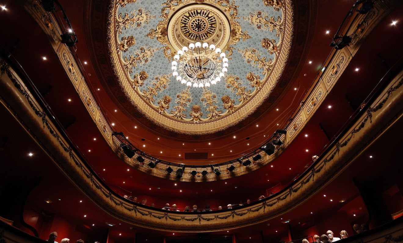 Hall &copy; Caroline Doutre