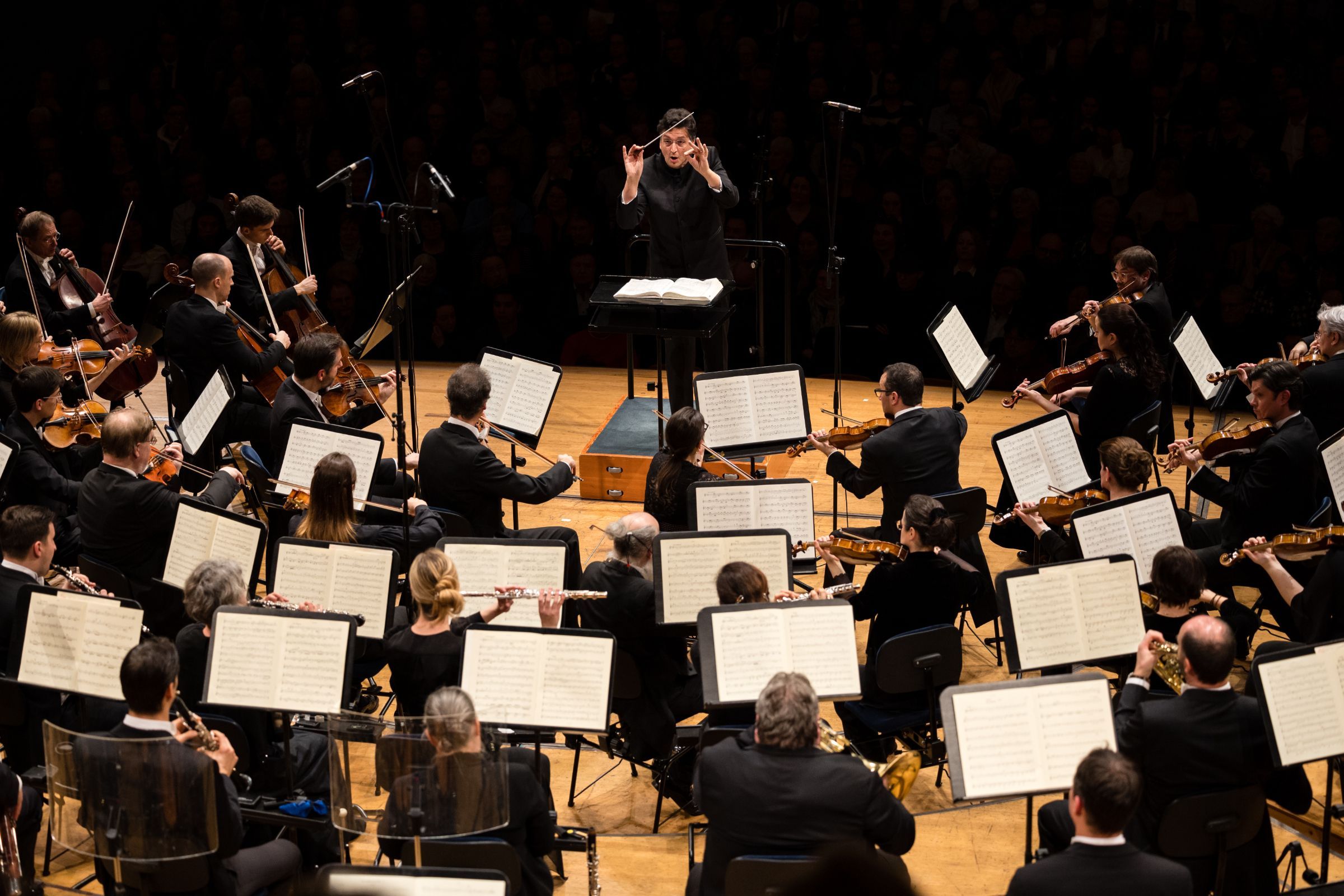 Michael Sanderling conducts the Lucerne Symphony Orchestra © Philipp Schmidli
