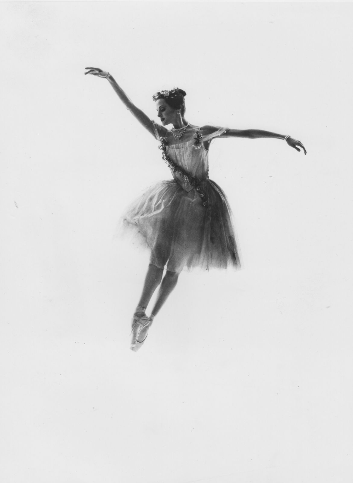 Como Myrtha, Queen of the Willis en <i>Giselle</i>, de Mary Skeaping © Sean Conroy-Hargrave
