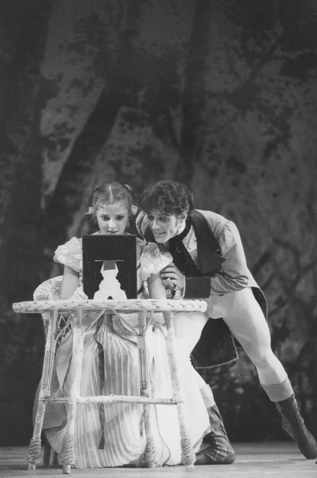 Como Olga y Lensky en <i>Onegin</i>, de John Cranko con Mark Silver © Leslie E. Spatt