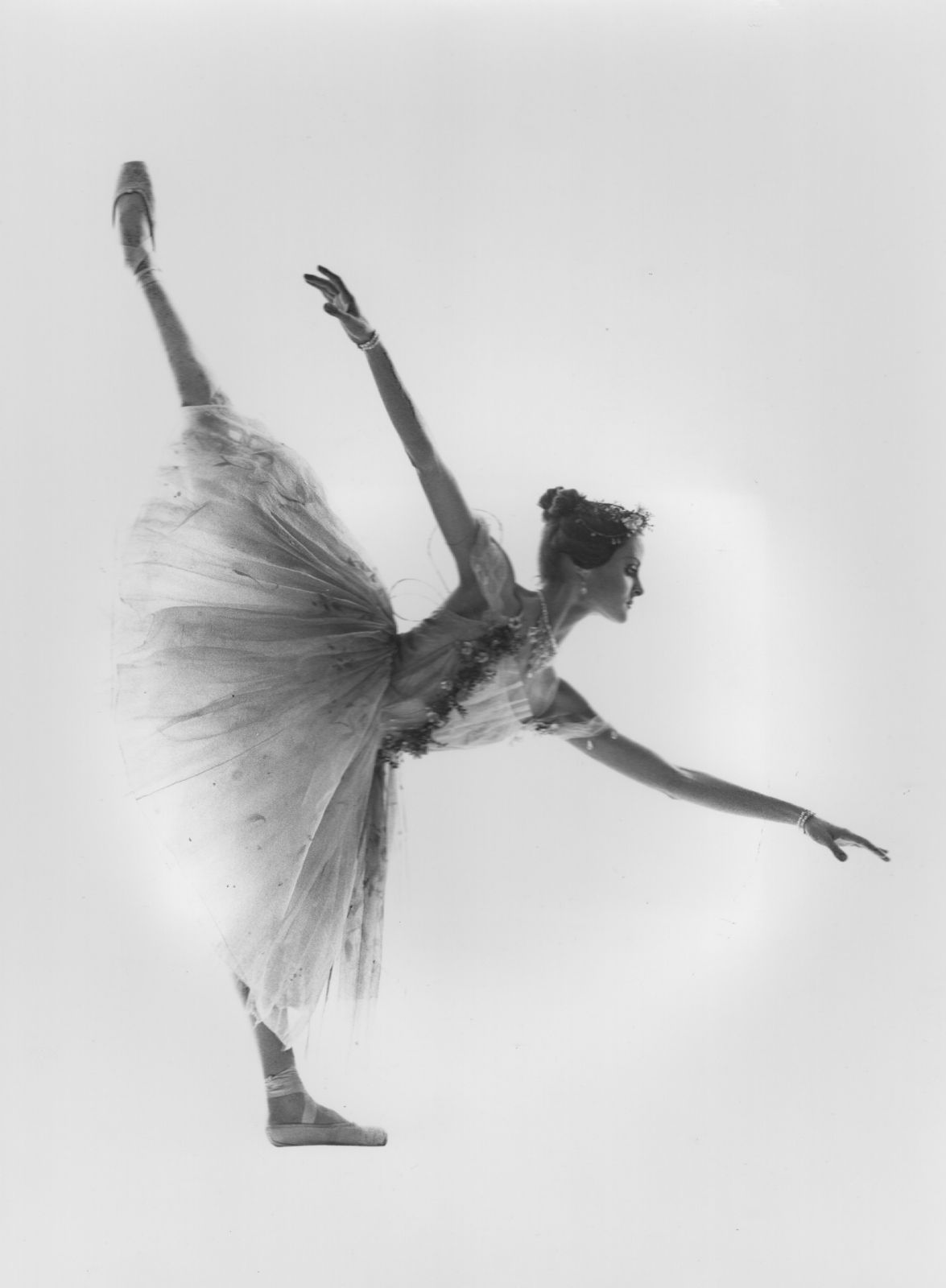 Como Myrtha, Queen of the Willis en <i>Giselle</i>, de Mary Skeaping © Sean Conroy-Hargrave
