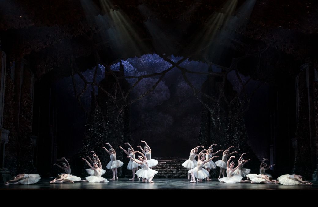 Birmingham Royal Ballet in <i>Swan Lake</i> © Bill Cooper