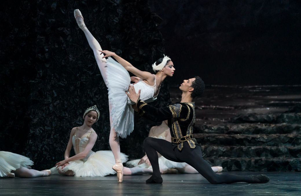 Céline Gittens and Tyrone Singleton in <i>Swan Lake</i> © Bill Cooper