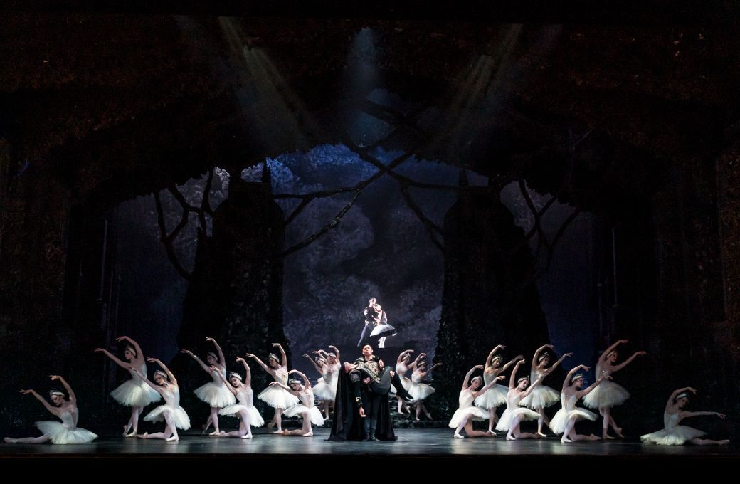 Birmingham Royal Ballet in <i>Swan Lake</i> © Bill Cooper