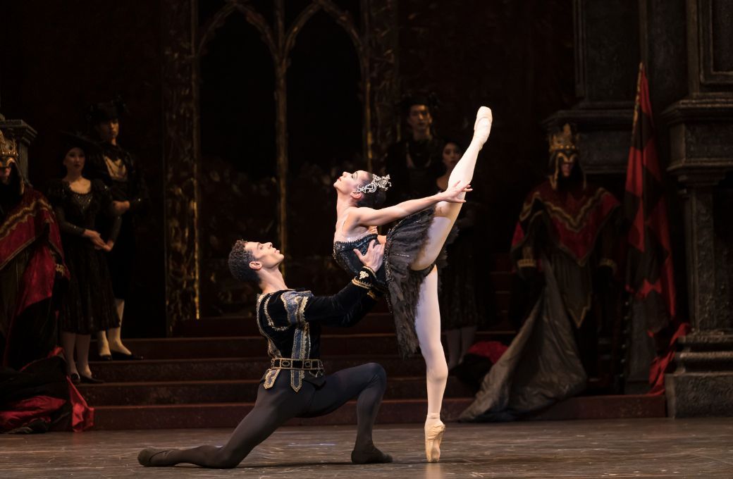 Tyrone Singleton and Céline Gittens in <i>Swan Lake</i> © Bill Cooper