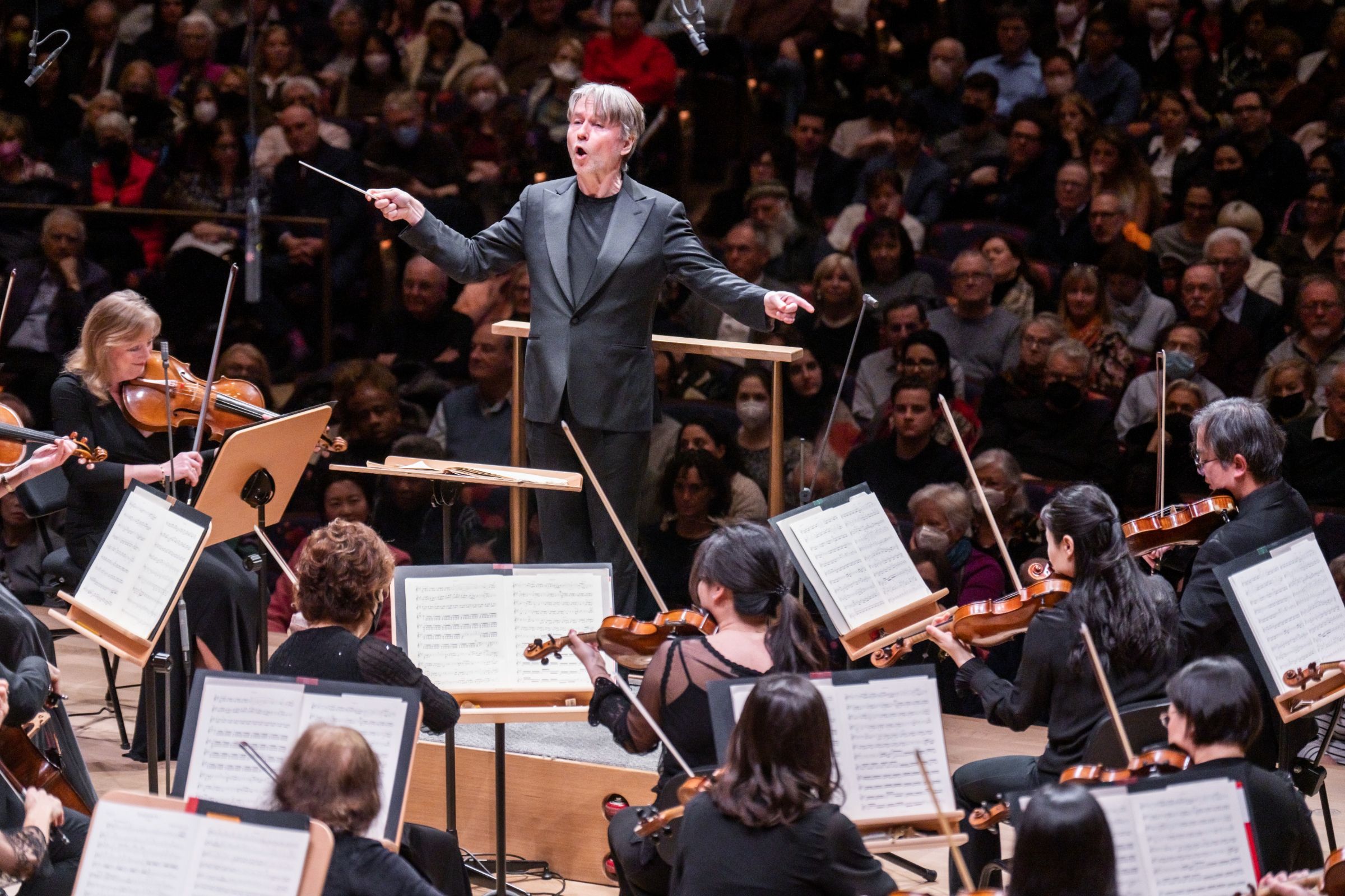 Esa-Pekka Salonen conducts the New York Philharmonic &copy; Chris Lee