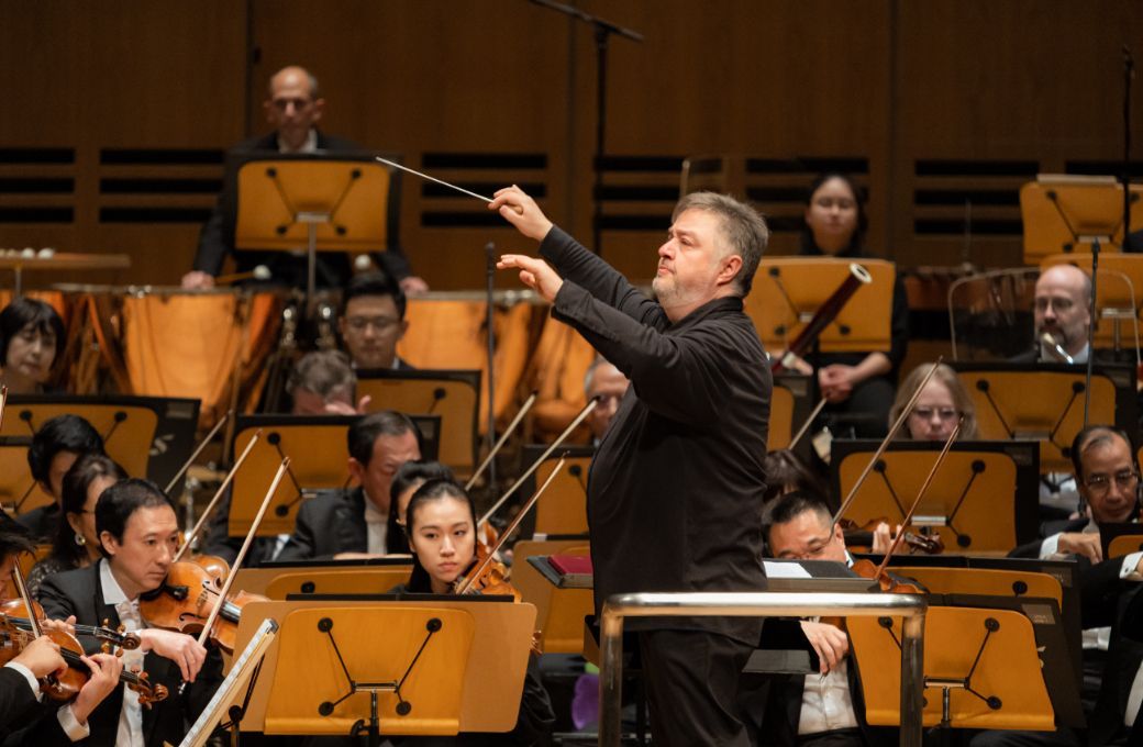 Stefan Blunier conducts the Singapore Symphony Orchestra © Singapore Symphony Orchestra | Aloysius Lim