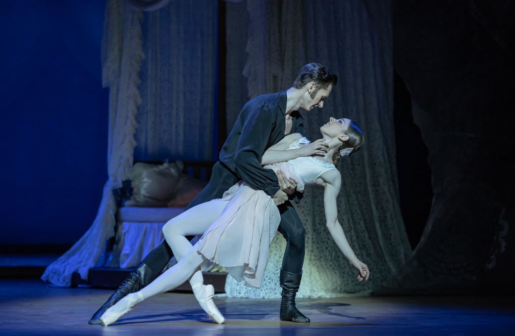Patrik Holeček and Alina Nanu as Onegin and Tatiana in <i>Onegin</i> © Serghei Gherciu