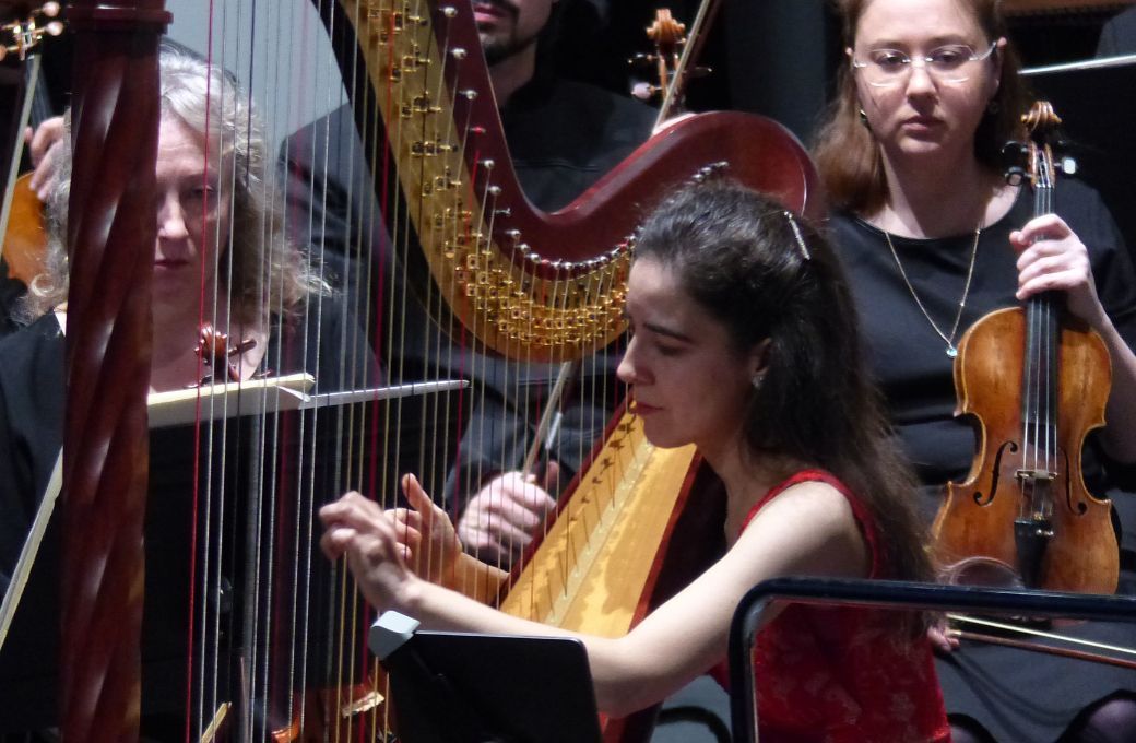 La arpista Cristina Montes en el concierto del día 8 en Badajoz &copy; Orquesta de Extremadura