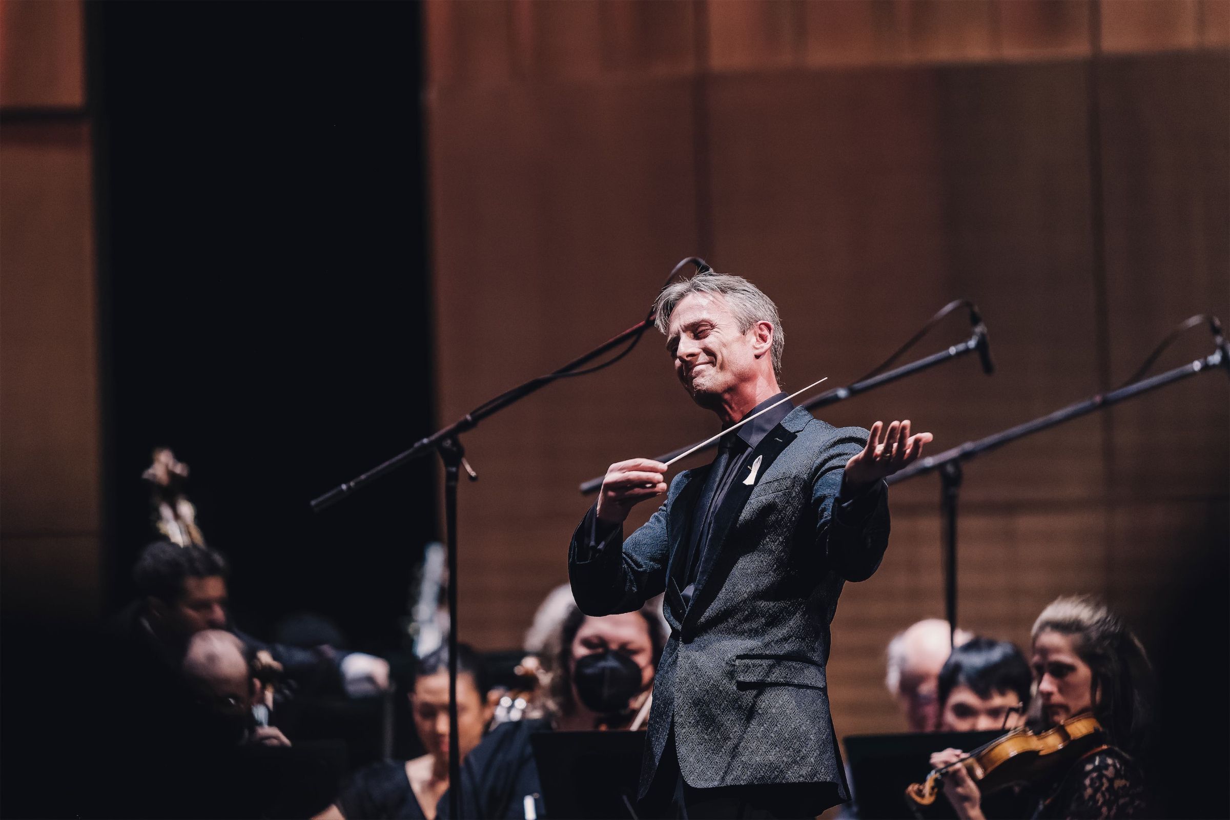 Alexander Shelley conducts the National Arts Centre Orchestra &copy; Curtis Perry