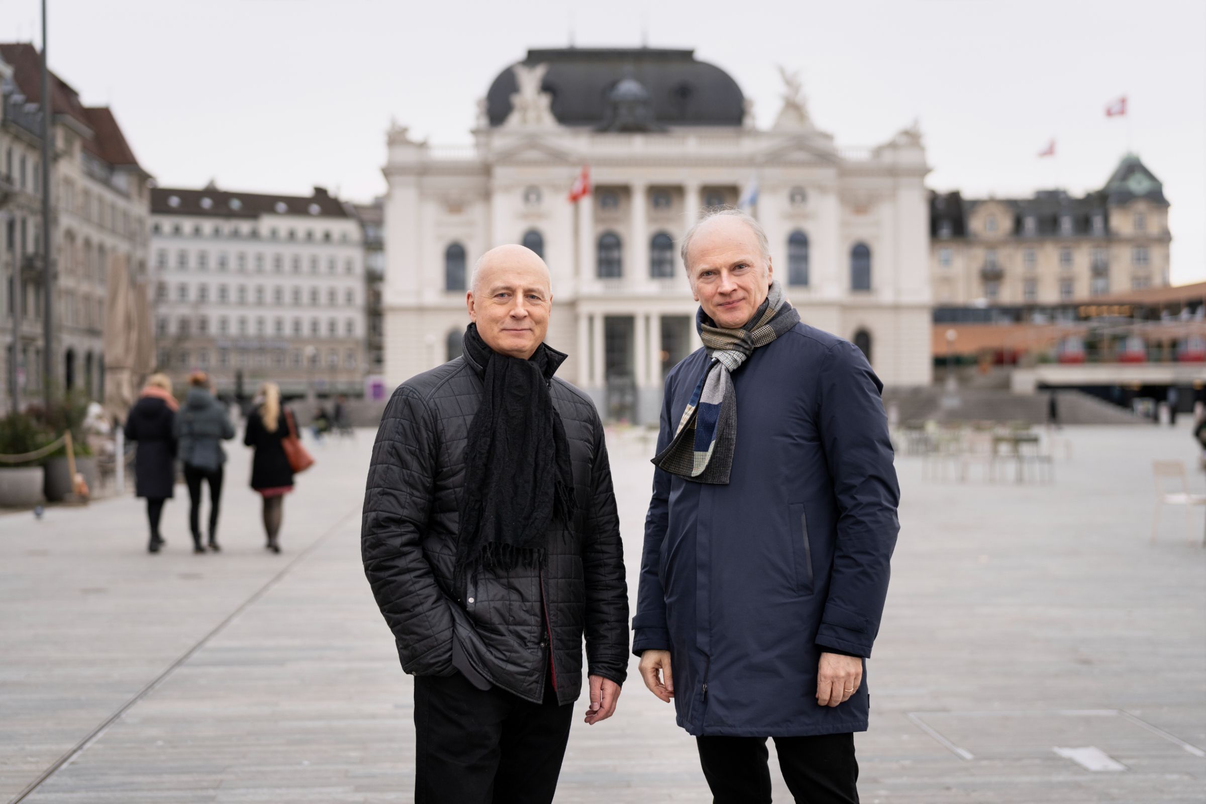Paavo Järvi and Gianandrea Noseda in front of Opernhaus Zürich &copy; Gaetan Bally