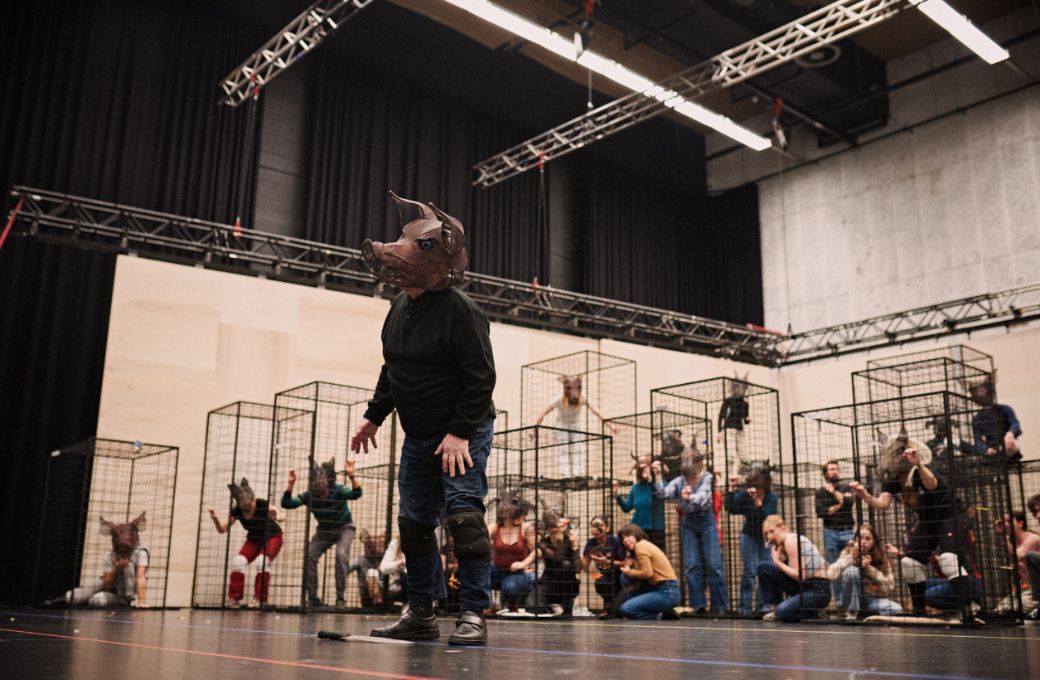 Gennady Bezzubenkov as Old Major, and the <i>Animal Farm</i> chorus &copy; Milagro Elstak