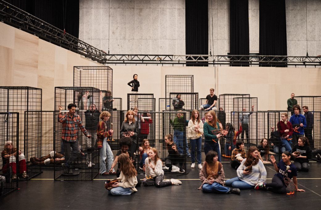 The main cast mingles with the children&rsquo;s chorus &copy; Milagro Elstak