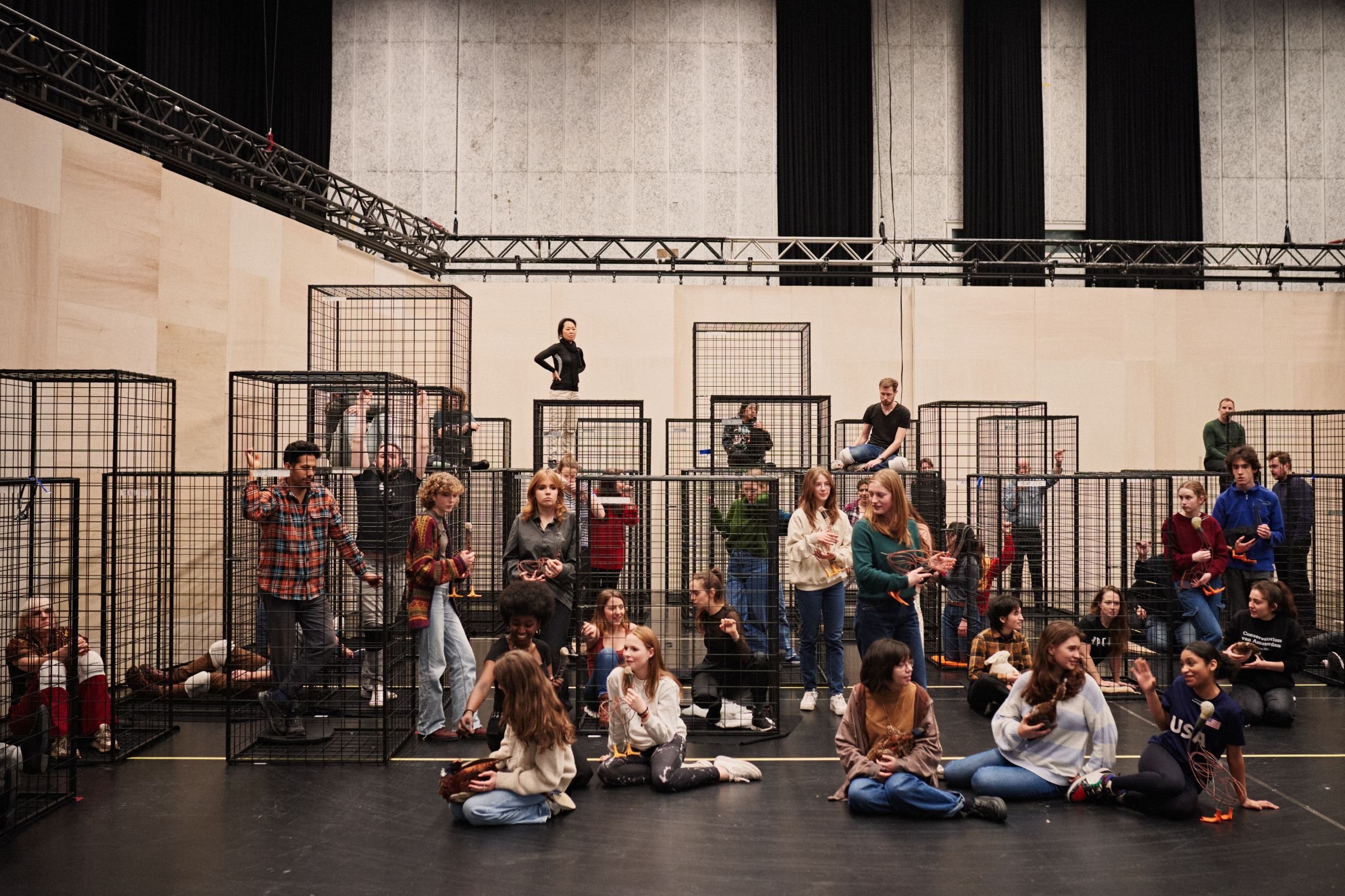 The main cast mingles with the children’s chorus &copy; Milagro Elstak