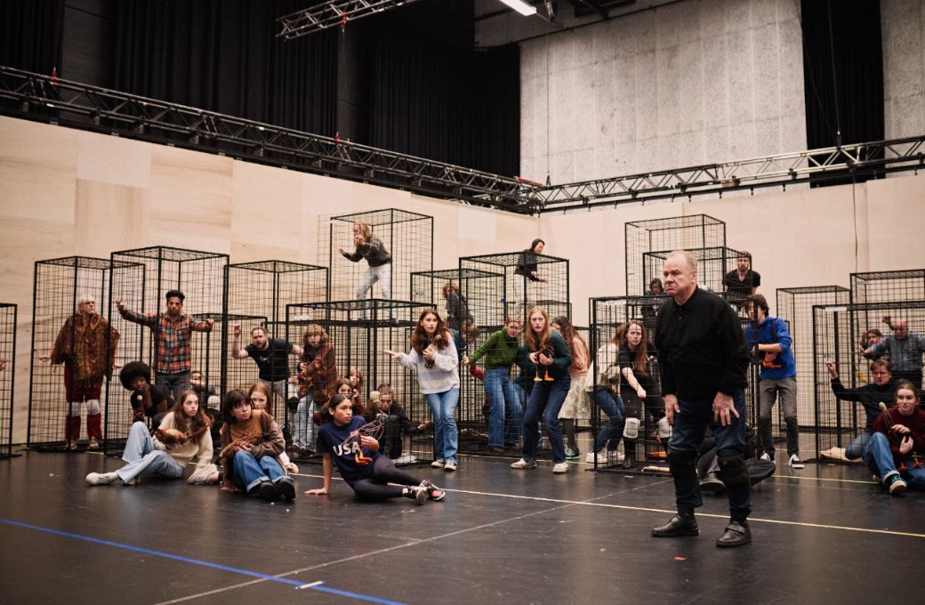 Gennady Bezzubenkov (Old Major) rehearses together with the chorus &copy; Milagro Elstak
