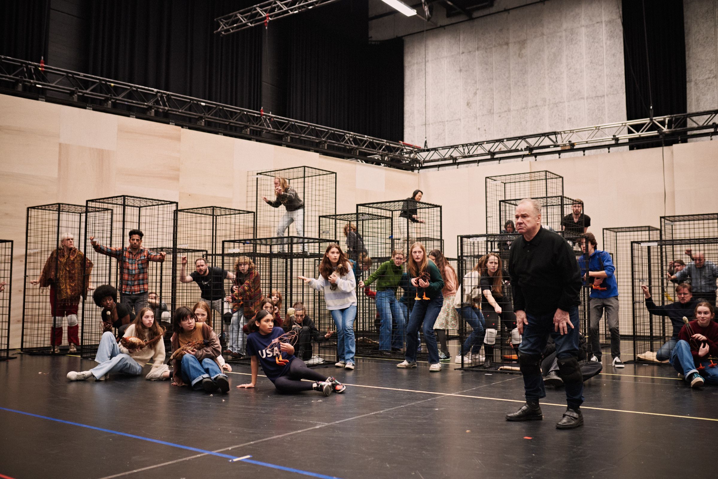 Gennady Bezzubenkov (Old Major) rehearses together with the chorus &copy; Milagro Elstak