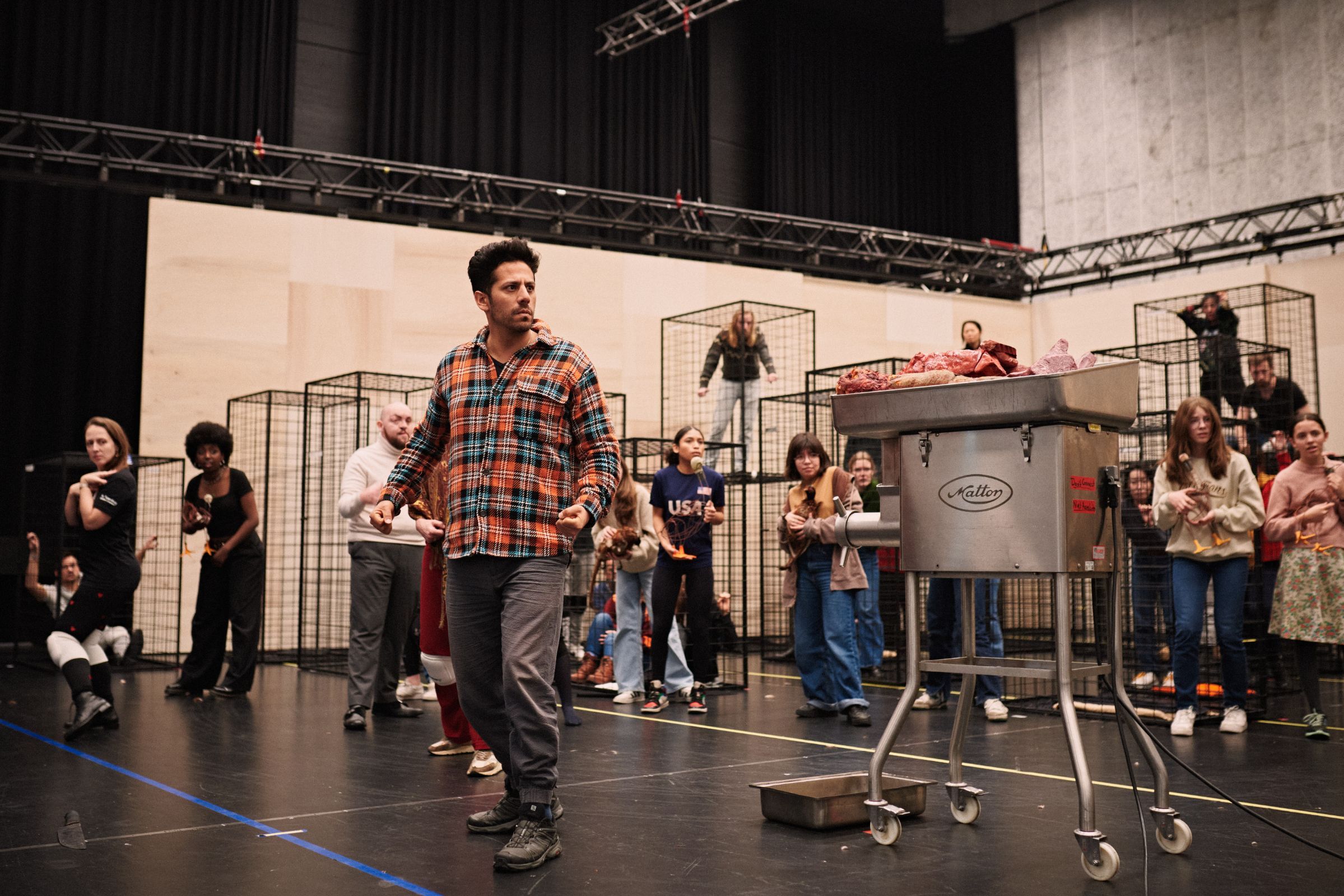 Germán Olvera (Boxer) together with chorus and meat grinder &copy; Milagro Elstak