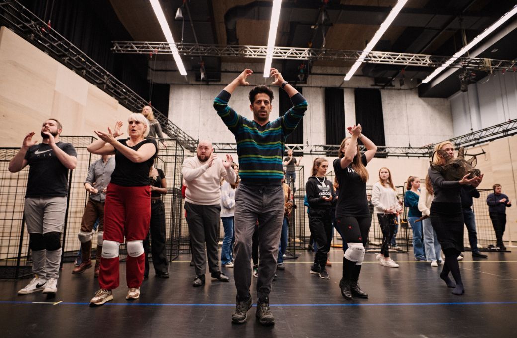 Cast rehearses, headed up by Germ&aacute;n Olvera (Boxer) &copy; Milagro Elstak