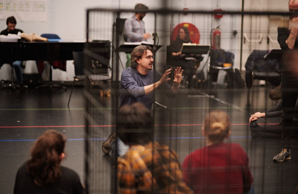 Damiano Michiletto rehearses with the chorus &copy; Milagro Elstak