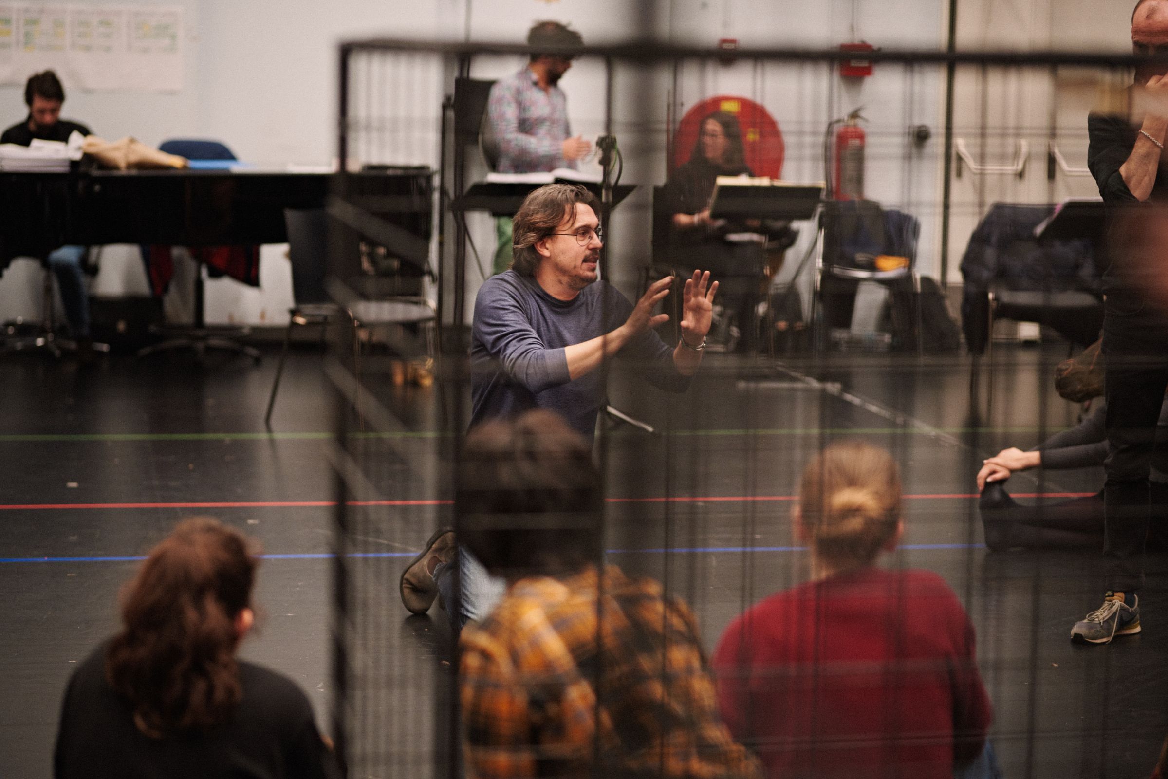Damiano Michiletto rehearses with the chorus &copy; Milagro Elstak