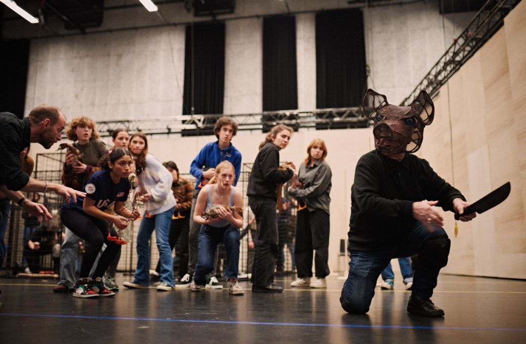 Gennady Bezzubenkov (Old Major) rehearses together with the chorus &copy; Milagro Elstak