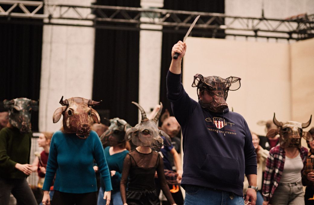 Misha Kiria (Napoleon) leads the chorus &copy; Milagro Elstak