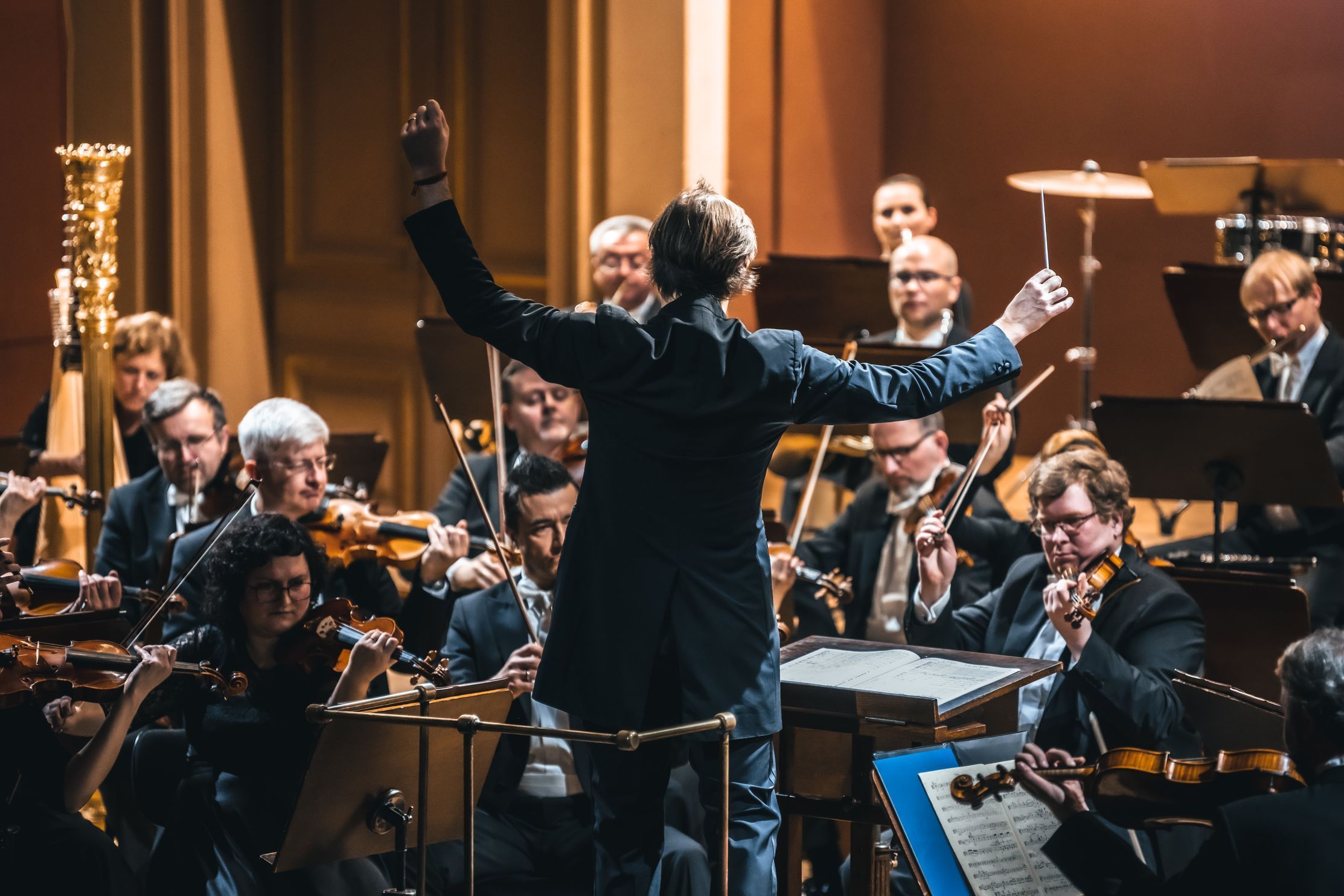 Tomáš Netopil conducts the Czech Philharmonic &copy; Petr Chodura