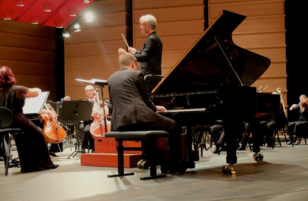 Edward Gardner, Víkingur Ólafsson and the Bergen Philharmonic © Lorentz Reitan (2022)